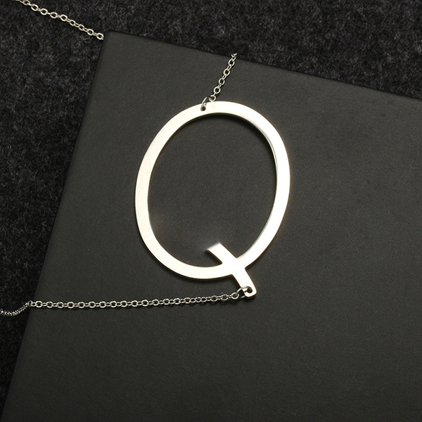 COLLAR CON INICIAL "Q"